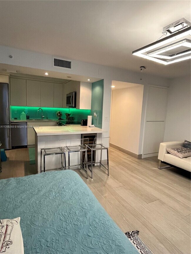 Building Photo - 2457 Collins Ave
