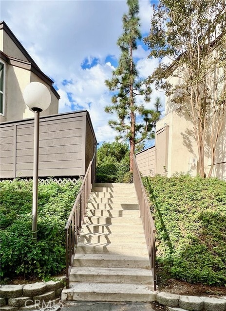 Foto del edificio - 1350 Cabrillo Park Dr