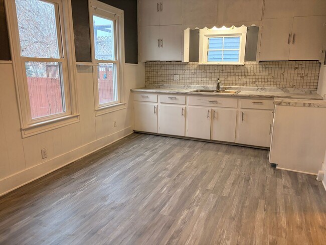 Foto del edificio - Charming 2-Bedroom Home with Garage and Covered Porch!