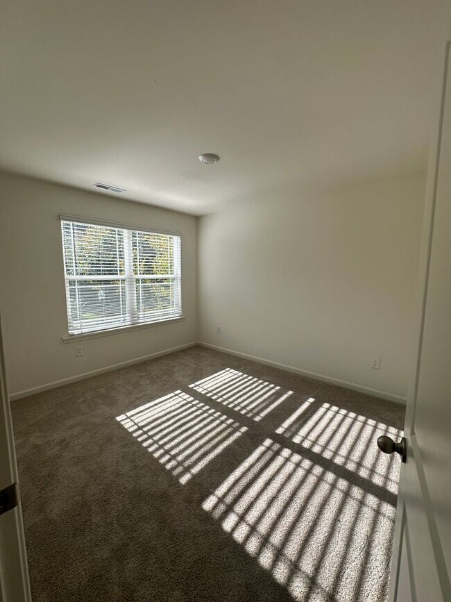 Building Photo - BEAUTIFUL LARGE 4 BEDROOM 2.5 BATH HOME