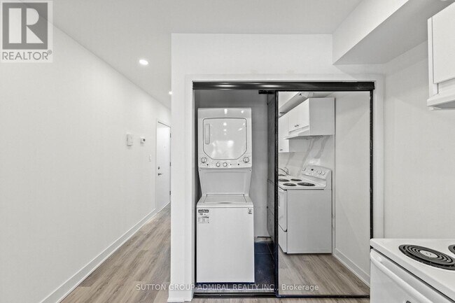 Photo du bâtiment - 1305 St Clair Ave W