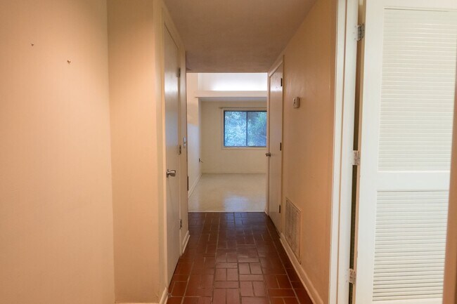 Building Photo - 148 S Ross St
