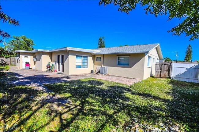 Building Photo - 907 Laredo Ave