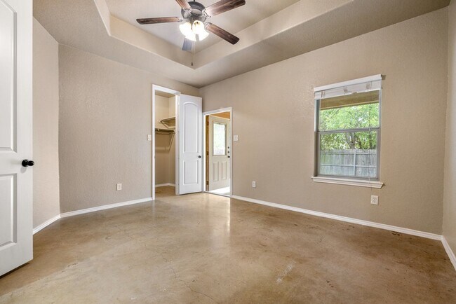 Foto del edificio - AVAILABLE NOW! 3 BEDROOM DUPLEX LOCATED IN...