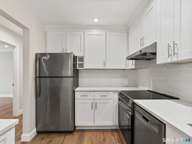 Foto del edificio - 92 Wilton Crest Rd