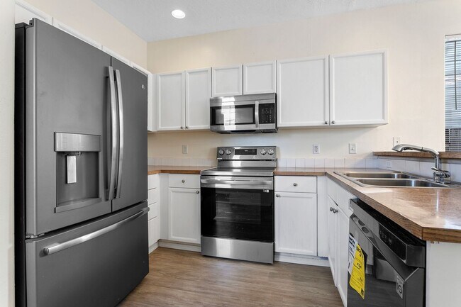 Foto del edificio - Large 3 bedroom 2.5 Bath Home! Tour Today!