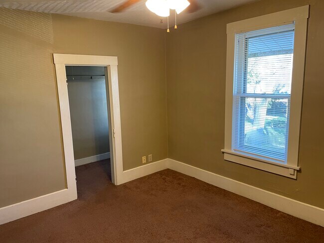 Dormitorio principal con armario - 118 E Raymond St