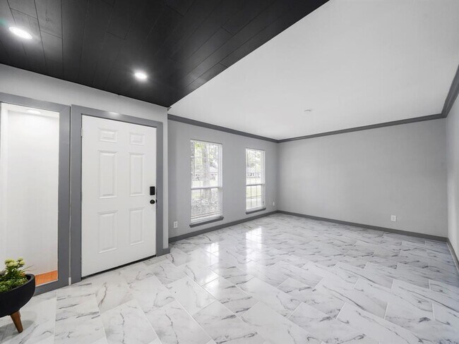 Building Photo - 9706 Westview Dr