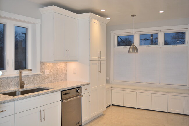 Kitchen Nook - 5342 W Sunnyside Ave