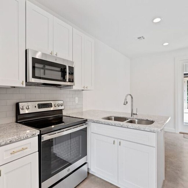 Foto del edificio - 1 Bed 1.5 Bath Condo Near Campus!