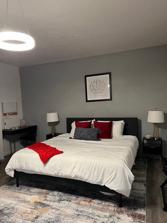 Foto del edificio - Studio, 1 bath Triplex - 925 South Purdue ...