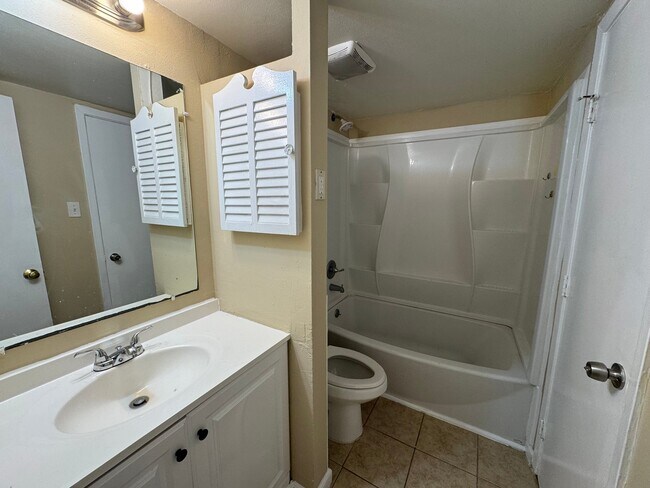 Foto del edificio - 1034 W Village Ct