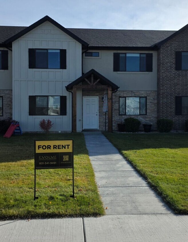 Foto principal - Beautiful 4-Bedroom Townhome in Prime Springville Location!