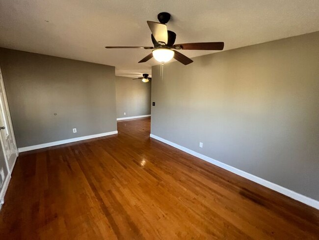 Building Photo - 5830 Walnut Grove Rd