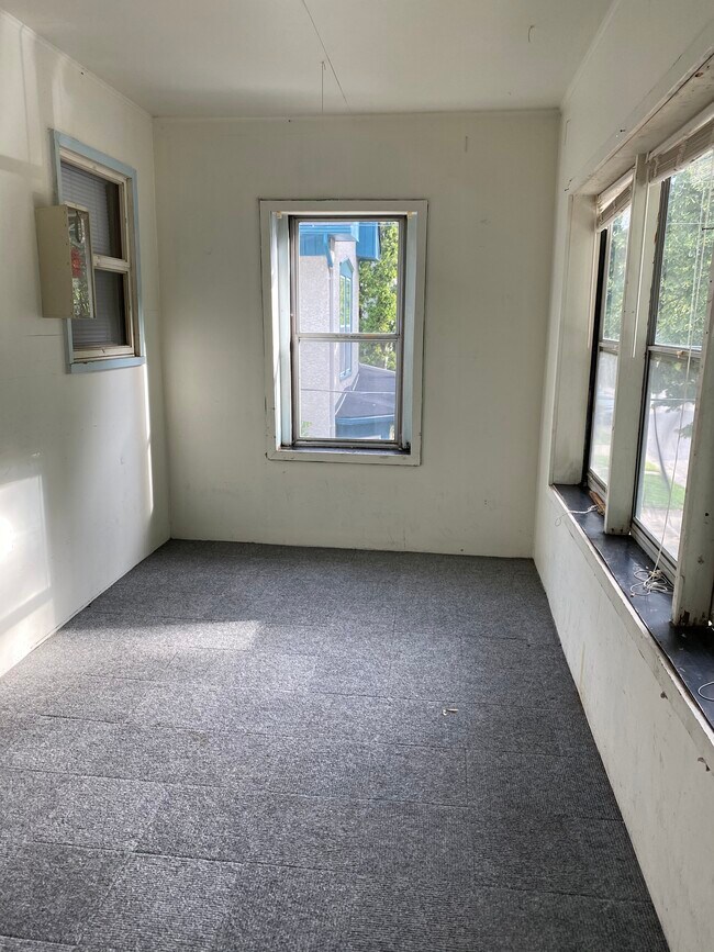 Building Photo - 513 8th Ave SE