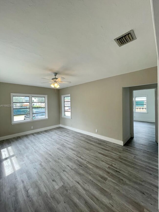 Building Photo - 820 SE 12th St