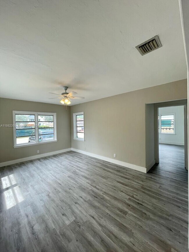 Foto del edificio - 820 SE 12th St