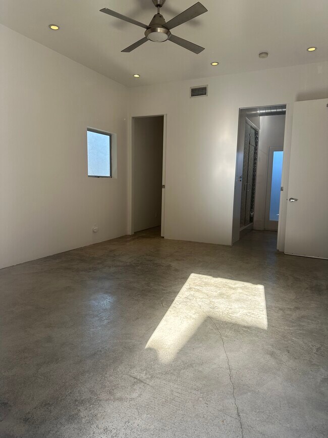 Building Photo - 1046 S Hudson Ave