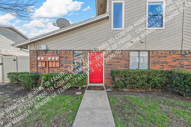 Building Photo - Lovely Renovated Townhome In Carrollton!