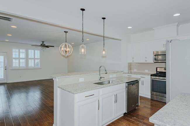 Building Photo - Delightful 3 Bedroom, 3 Bathroom Waterston...