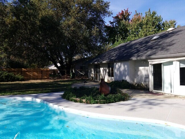 Foto del edificio - 4 Bedroom Home With Pool!