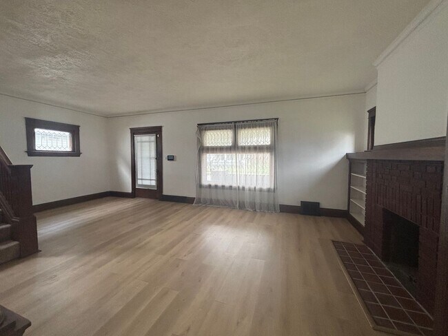Building Photo - New Rental Available in Cleveland!