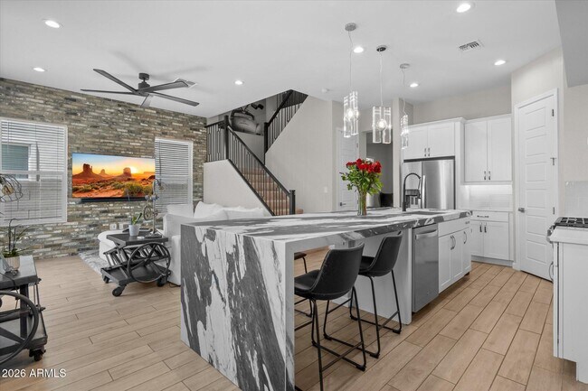 Foto del edificio - 5041 E Woodridge Dr