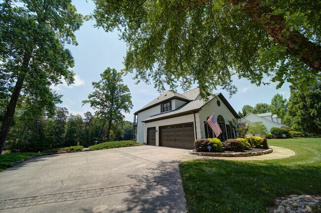 Foto del edificio - 211 Bullfinch Rd