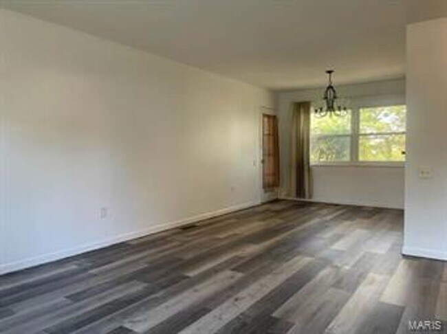 Building Photo - Welcome Home to Johnstown Drive!