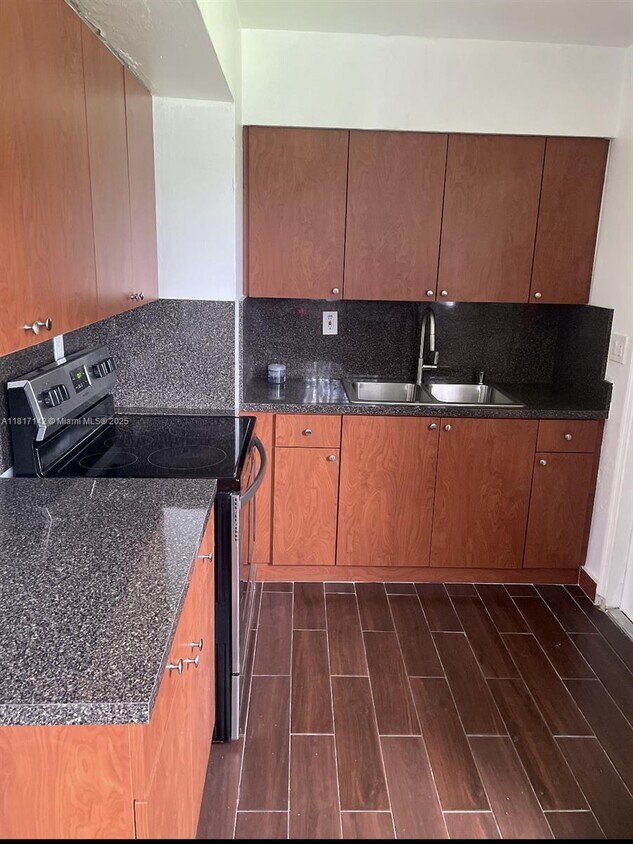 Foto del edificio - 10850 SW 221st St Rd