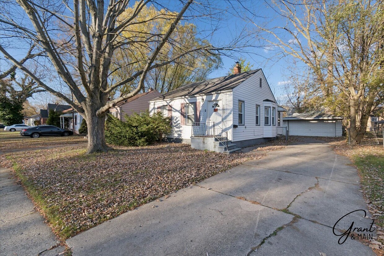 Foto principal - $1,100/month - 2 Bed 1 Bath