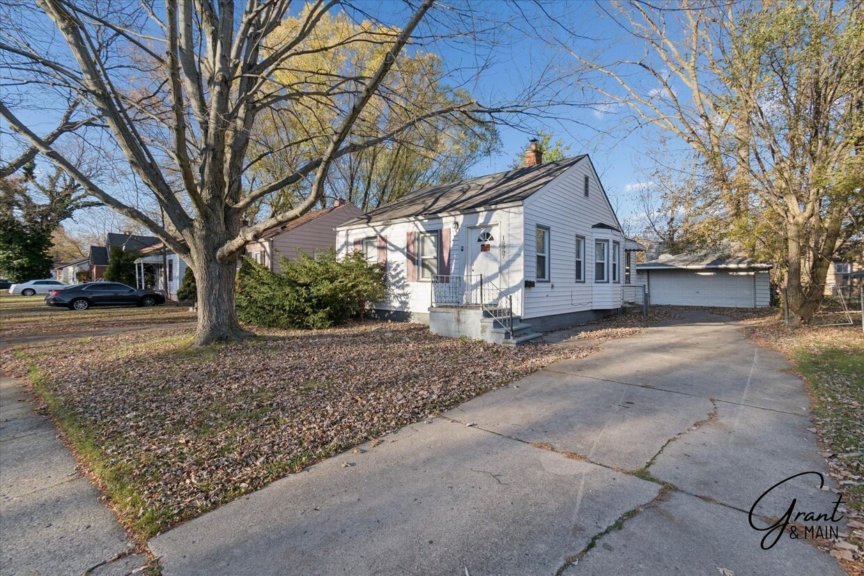 Primary Photo - $1,100/month - 2 Bed 1 Bath