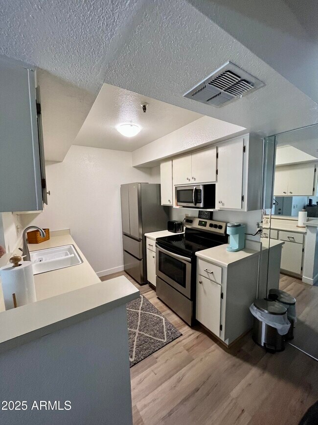 Foto del edificio - 4554 E Paradise Village Pkwy N