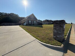 Building Photo - 1104 Legacy Dr