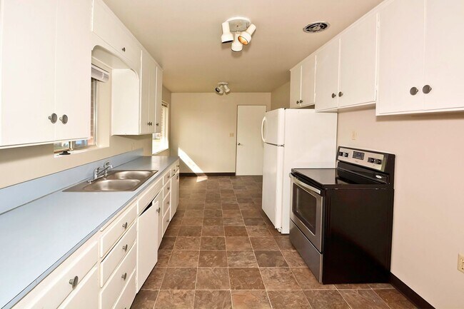 Building Photo - 2 bedroom 1 bathroom duplex close to BSU