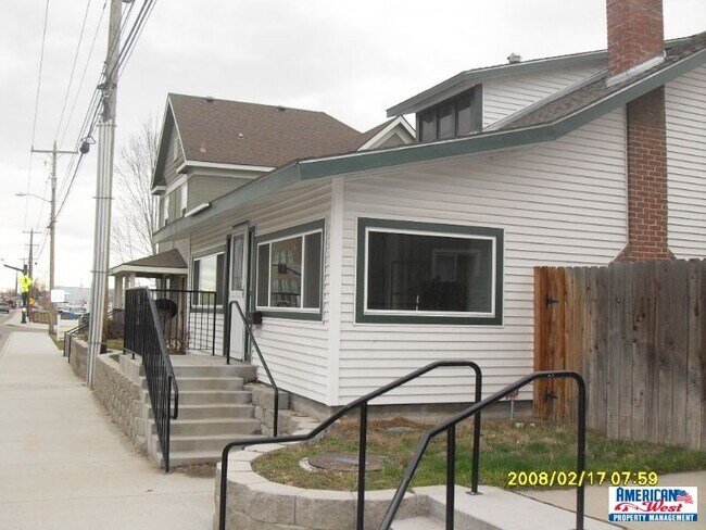 Building Photo - Updated 2 bedroom duplex