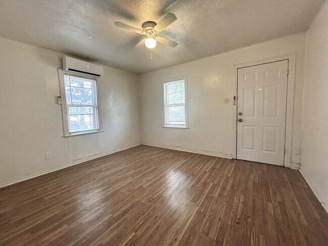 Building Photo - 114 N Avenue V