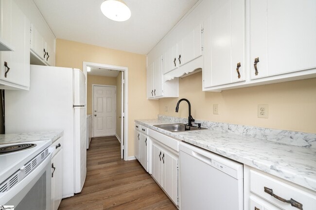 Building Photo - 14 Oakwood Dr