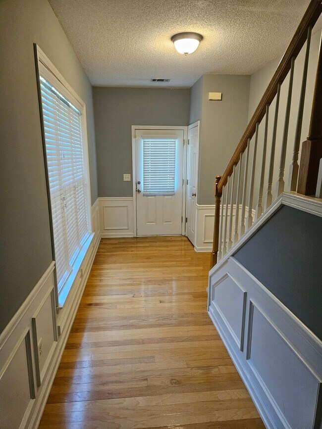 Building Photo - Rare 3 bed 2.5 bath Townhome home located ...