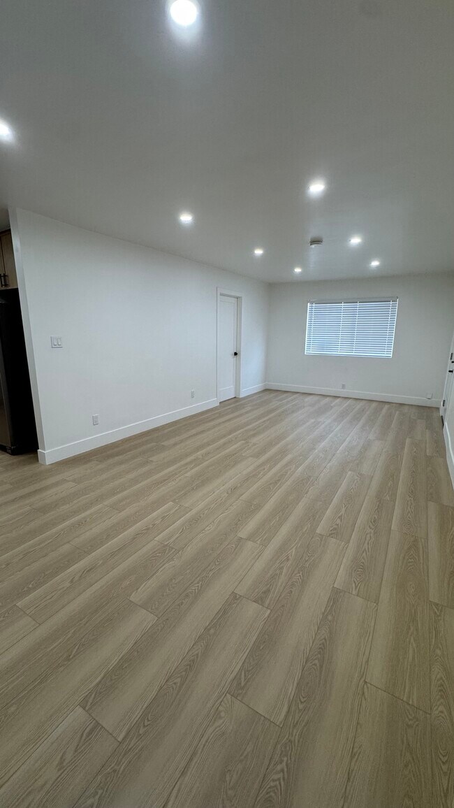 Foto del edificio - 3443 E 8th St