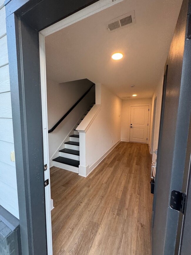 Building Photo - End unit overlooking courtyard, new townhome in gated community, pet friendly, 2 car garage