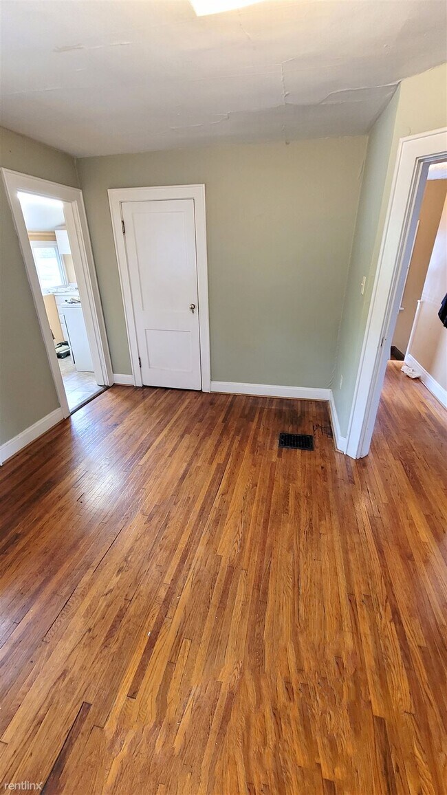 Building Photo - 2 br, 1 bath Duplex - 2592 Indianola Ave G...
