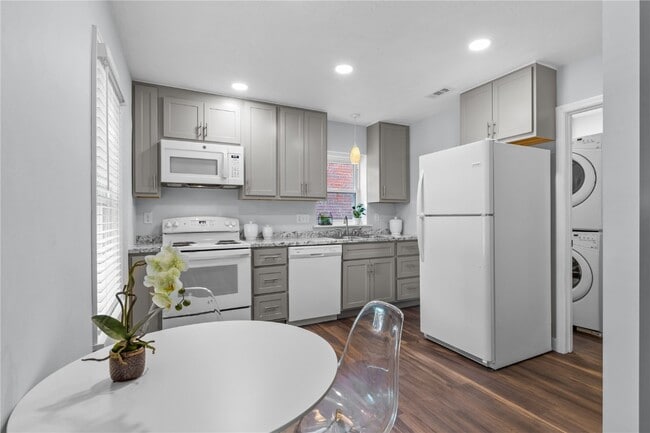 Building Photo - 1433 Collins Ave