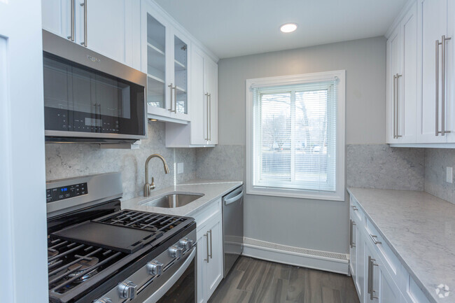 1BR,1BA -750SF - Kitchen - Fairfield Estates At St James