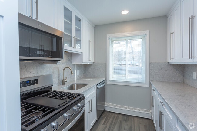 1BR,1BA -750SF - Kitchen - Fairfield Estates At St James Apartments