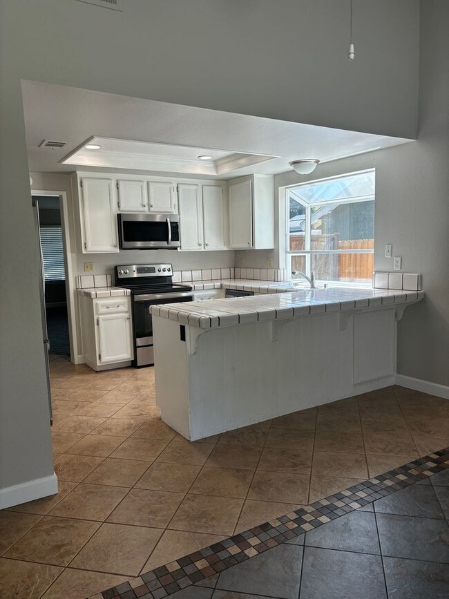 Building Photo - Lovely 3 bedroom single story home