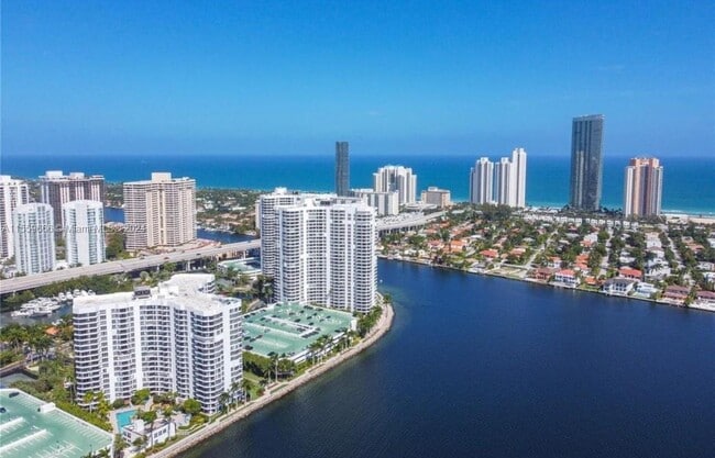 Building Photo - 3600 Mystic Pointe Dr