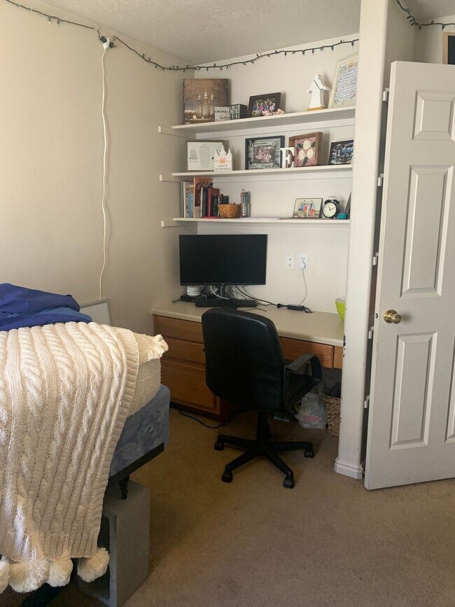 Foto del edificio - TWO PRIVATE ROOMS available at University Avenue Condos