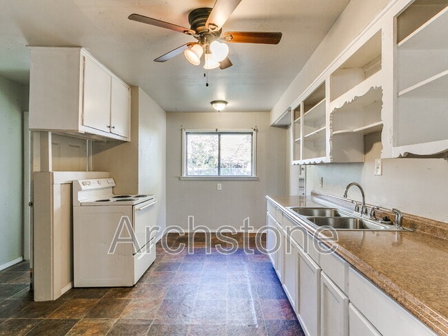 Building Photo - 527 E Boeing Dr