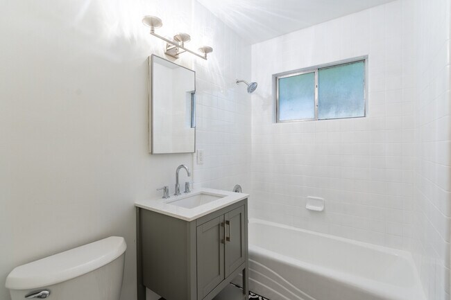 Baño - 1231 E Mason St